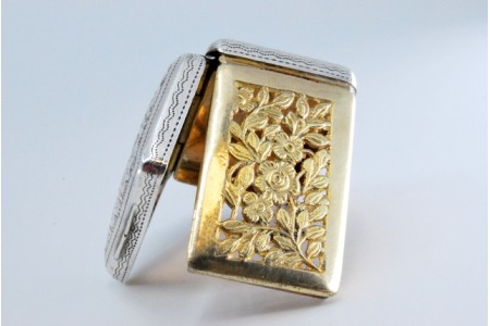 Caixa de Vinagrete em prata e ouro com gravados na tampa do período de George IV.